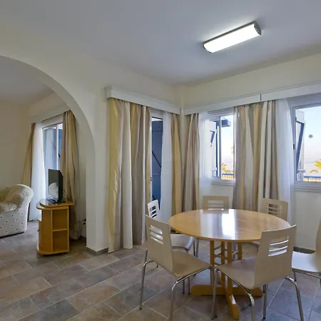 科发罗斯海滩旅游村公寓 4* Paphos