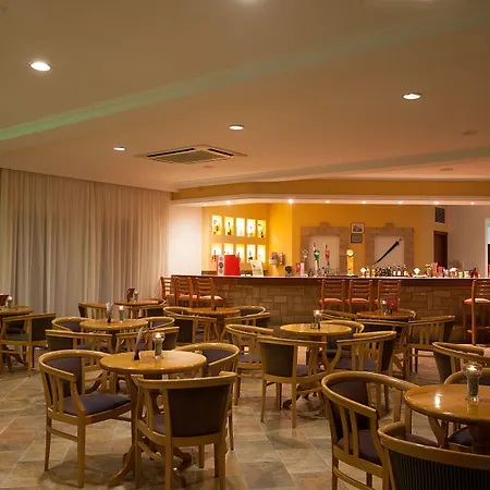 科发罗斯海滩旅游村公寓 4* Paphos